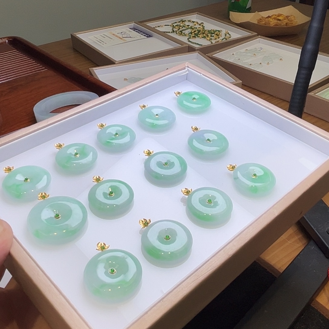 翡翠18K金镶嵌颈饰平安扣