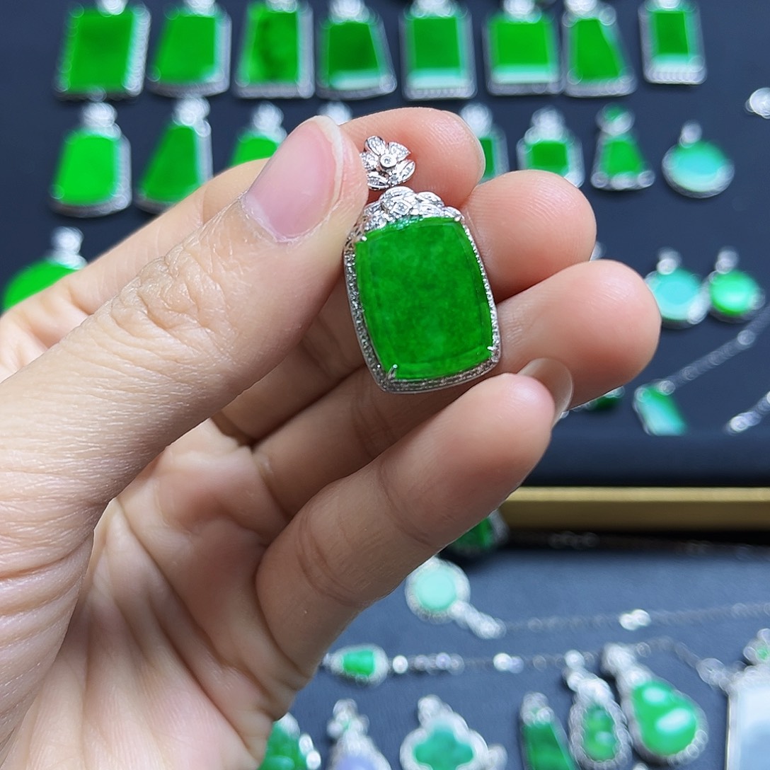 翡翠18K金镶嵌颈饰