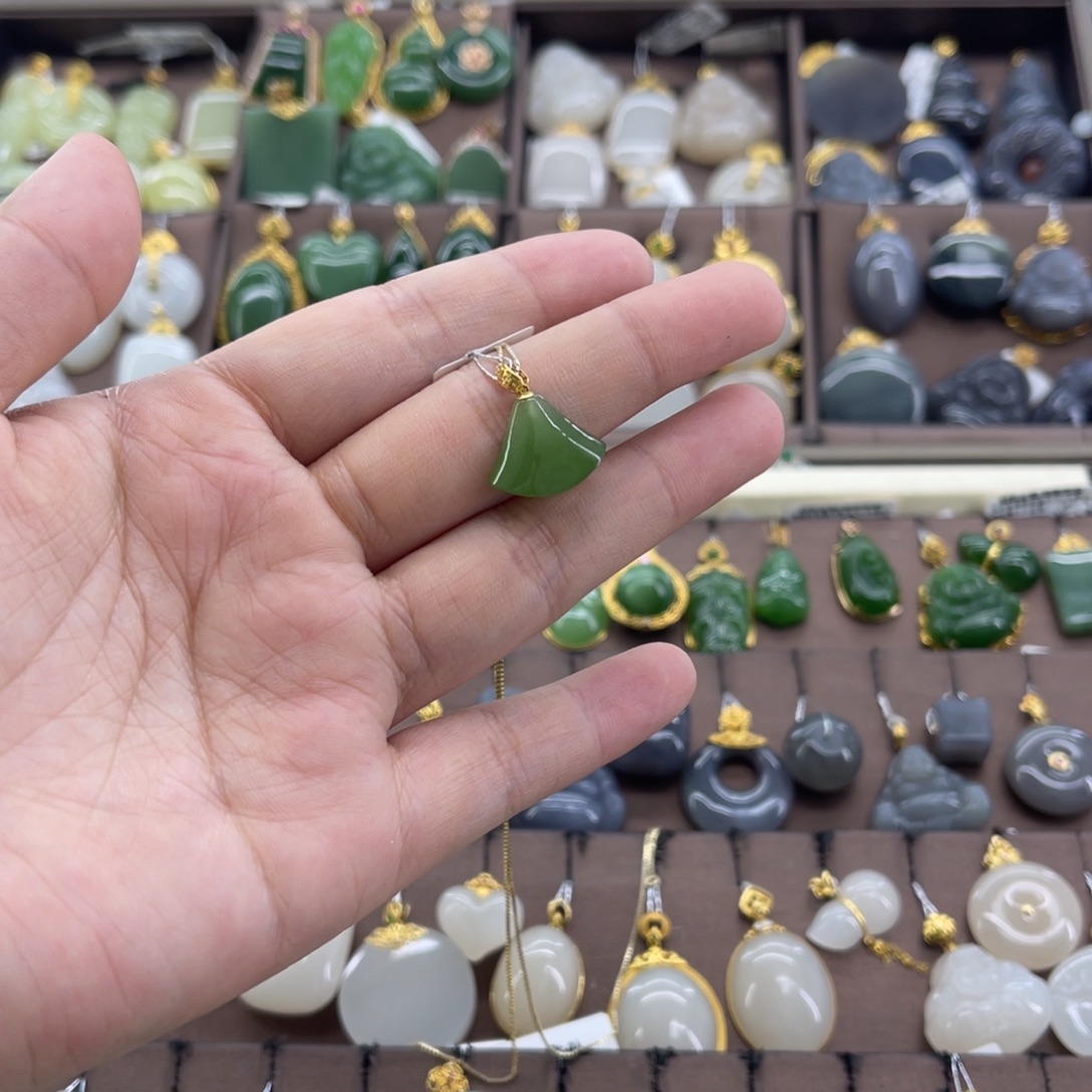 和田玉18K金镶嵌吊坠(赠链)