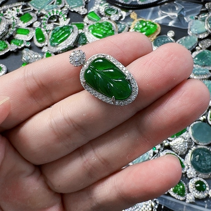 翡翠颈饰未镶嵌天然A货翡翠放漏