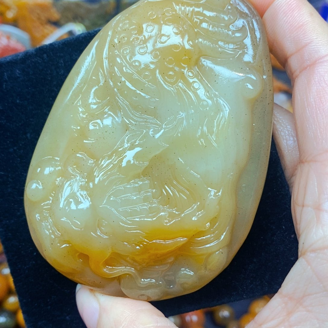 未镶嵌石英质玉（黄龙玉）颈饰