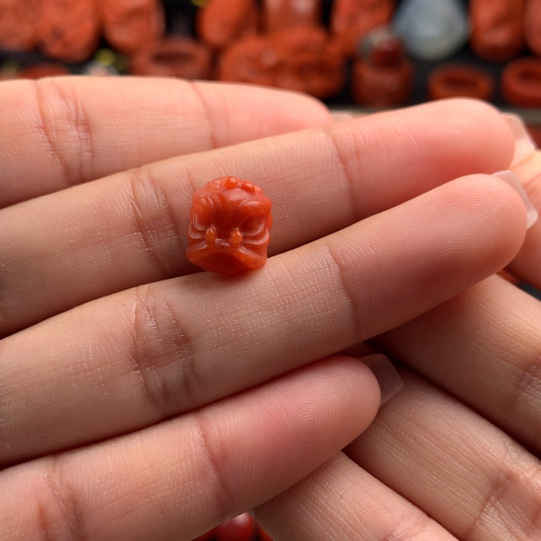 南红玛瑙精工雕刻醒狮10m m未镶嵌