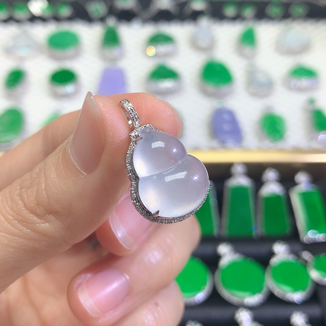 颈饰18K金镶嵌翡翠吊坠