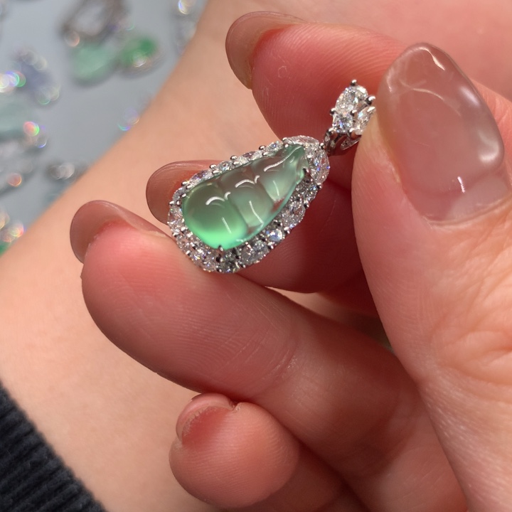 翡翠18K金镶嵌颈饰吊坠