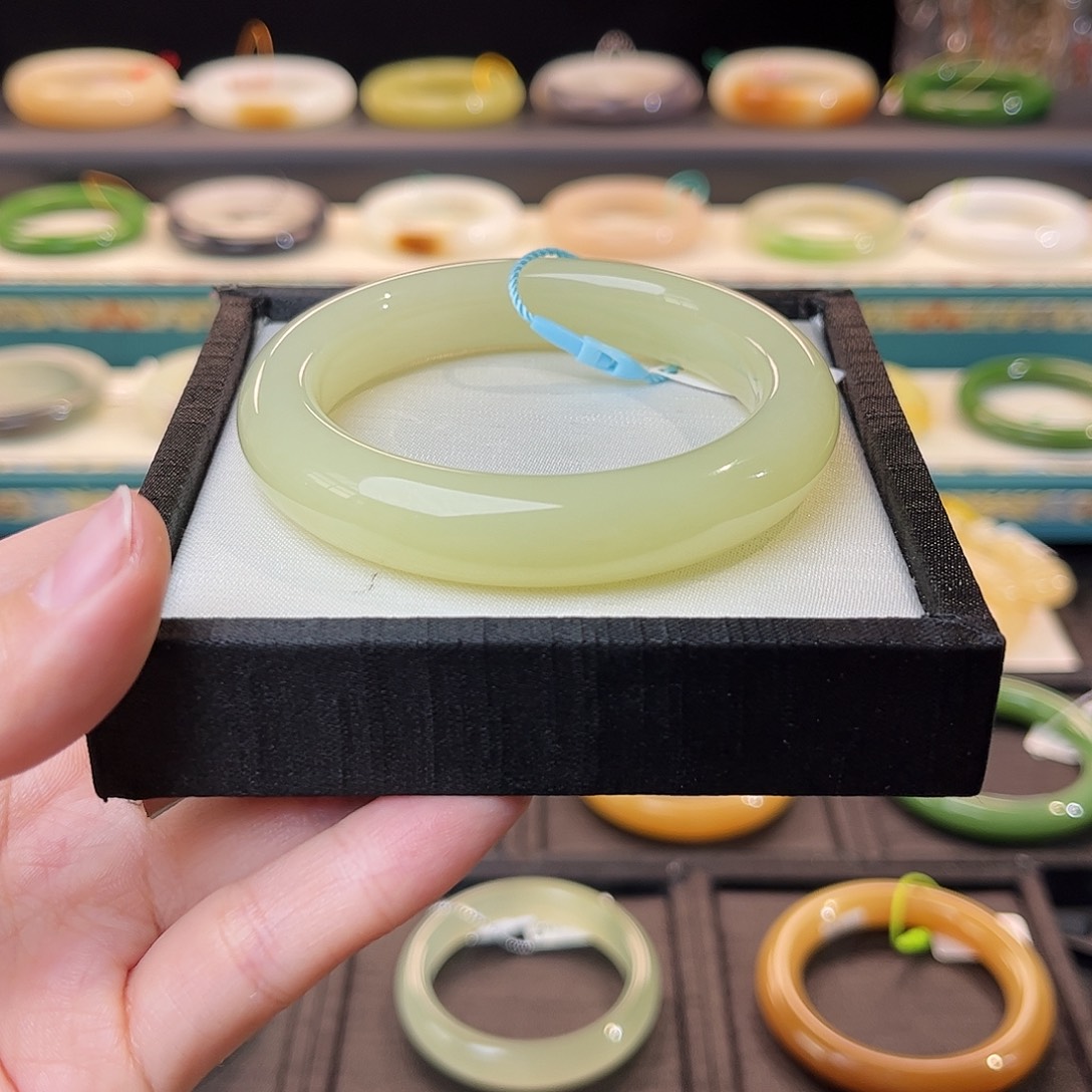 和田玉手镯未镶嵌若羌柠檬黄