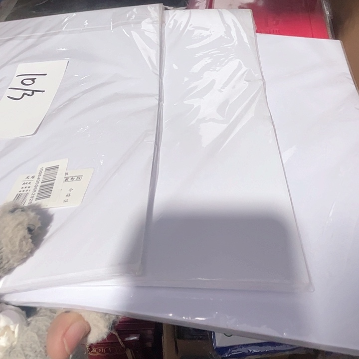 手抄报。  纸3包。 