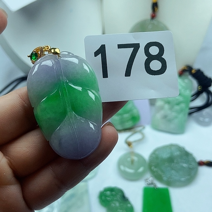 翡翠吊坠(赠链)未镶嵌