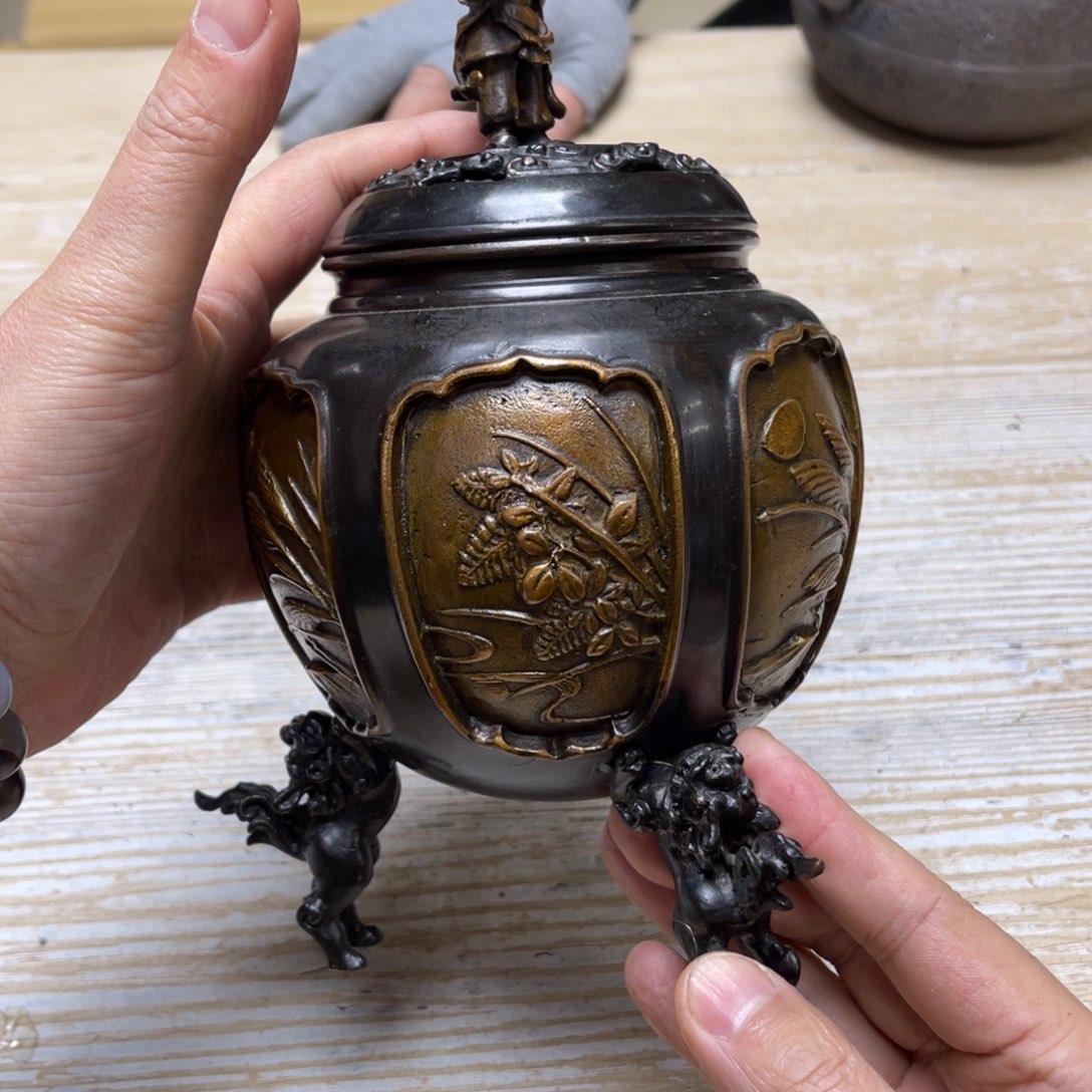 瓷片密密麻麻地排列着一个