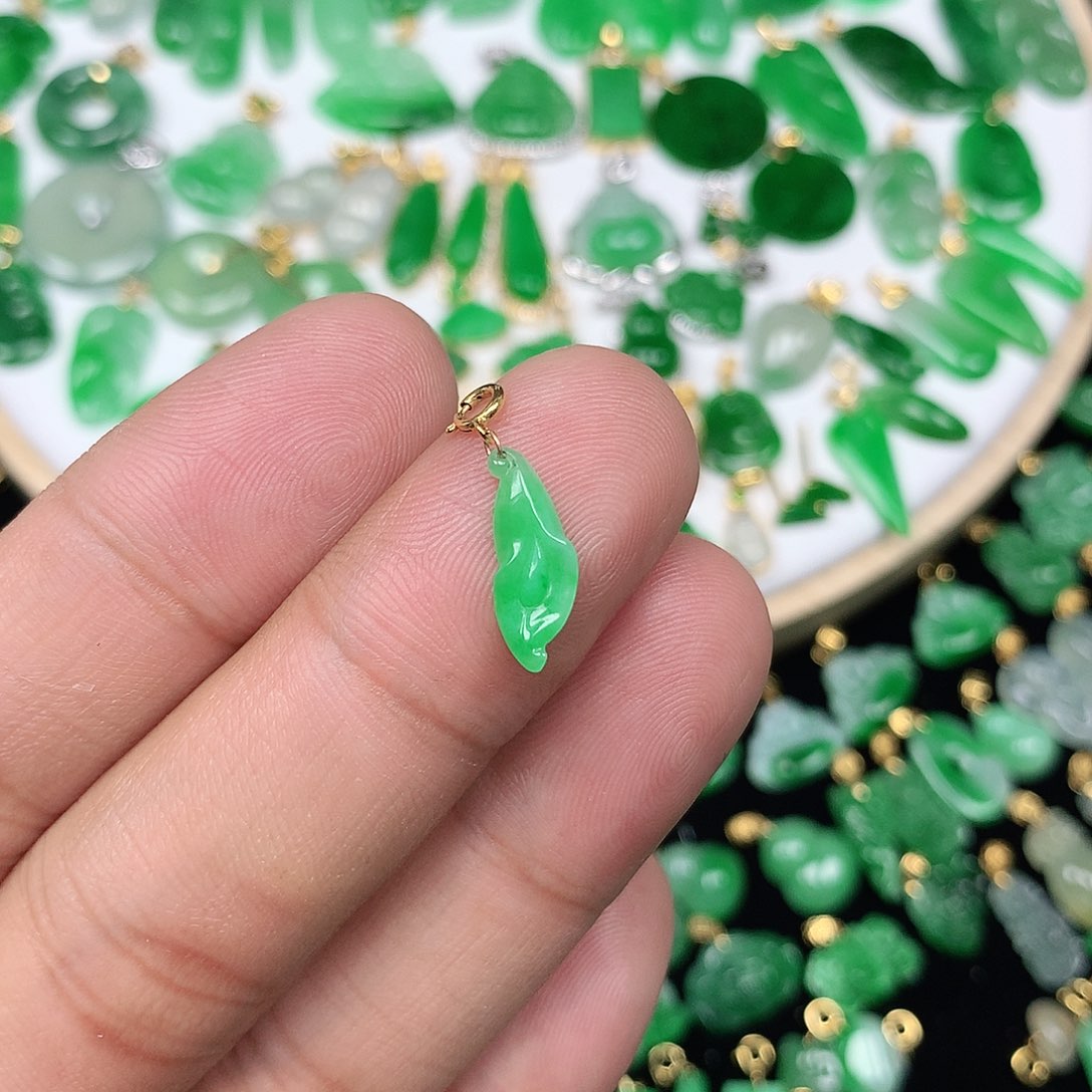 翡翠配石嘟****?18K金扣头 小巧精美阳绿小玉兰花