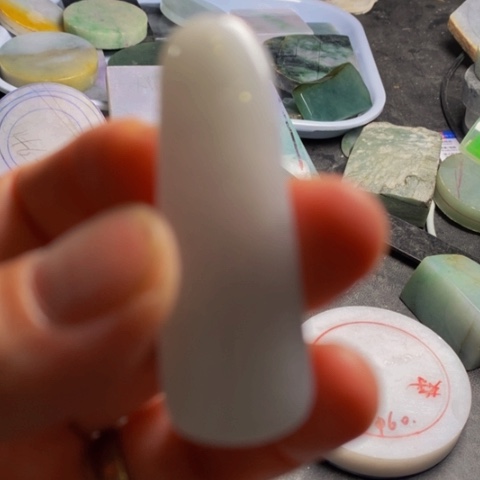 翡翠未镶嵌颈饰明料一个