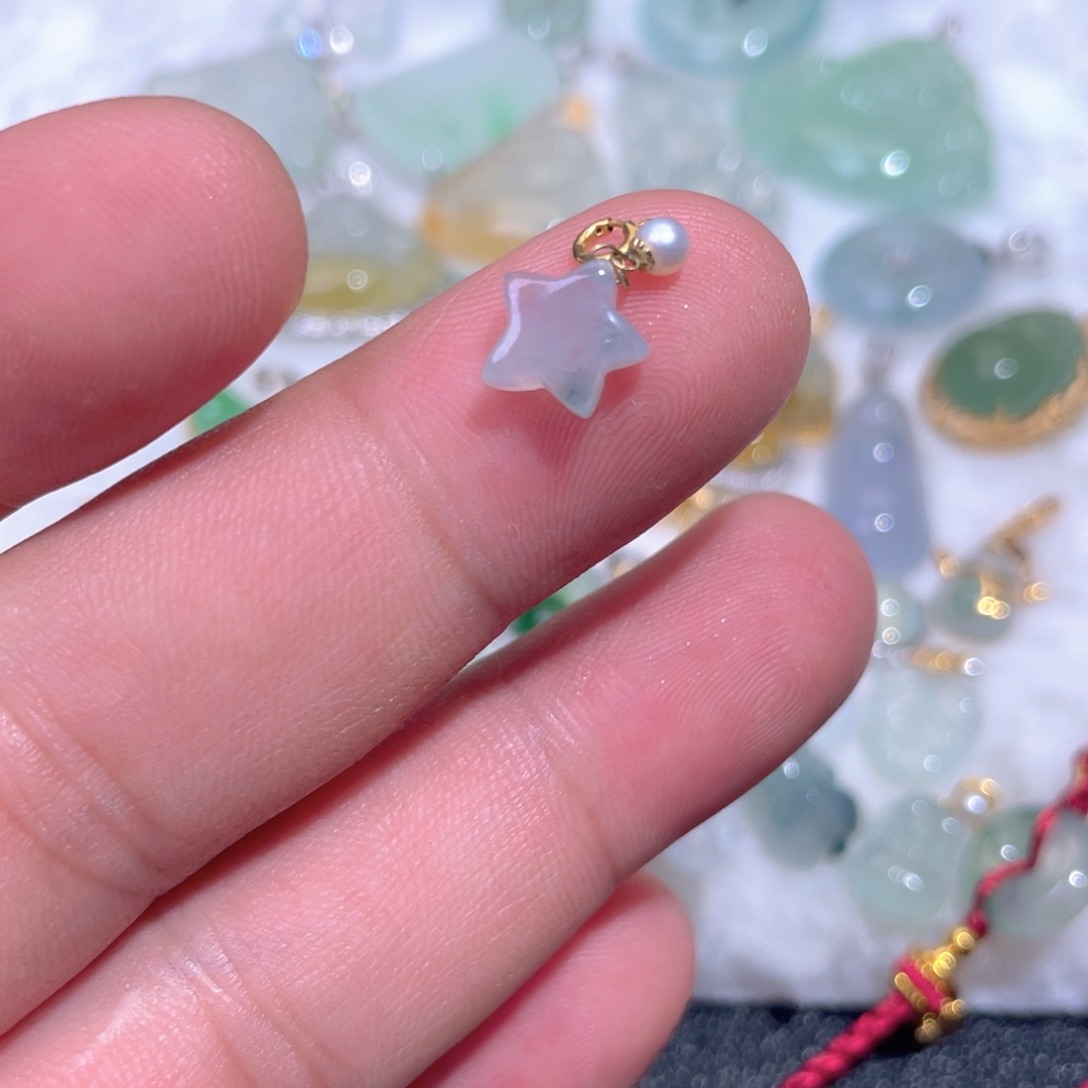 颈饰18K金镶嵌翡翠