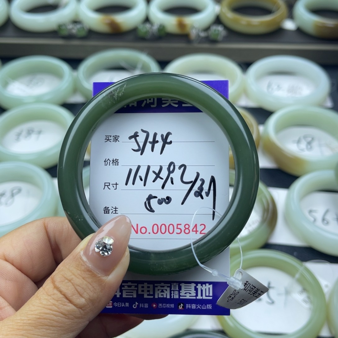 和田玉手镯未镶嵌七**忆