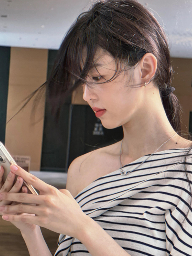 条纹露肩斜领短袖T恤女夏季新款爆款一字肩纯欲风显瘦修身上衣ins