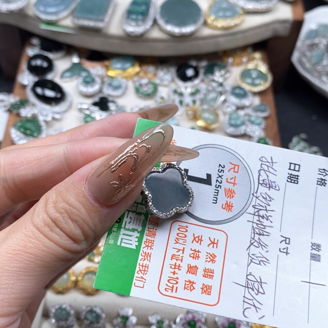 翡翠颈饰未镶嵌翡翠