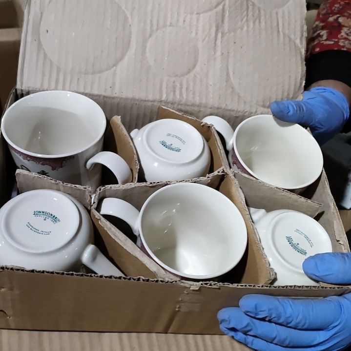 摆件盘子碗茶壶啥都有