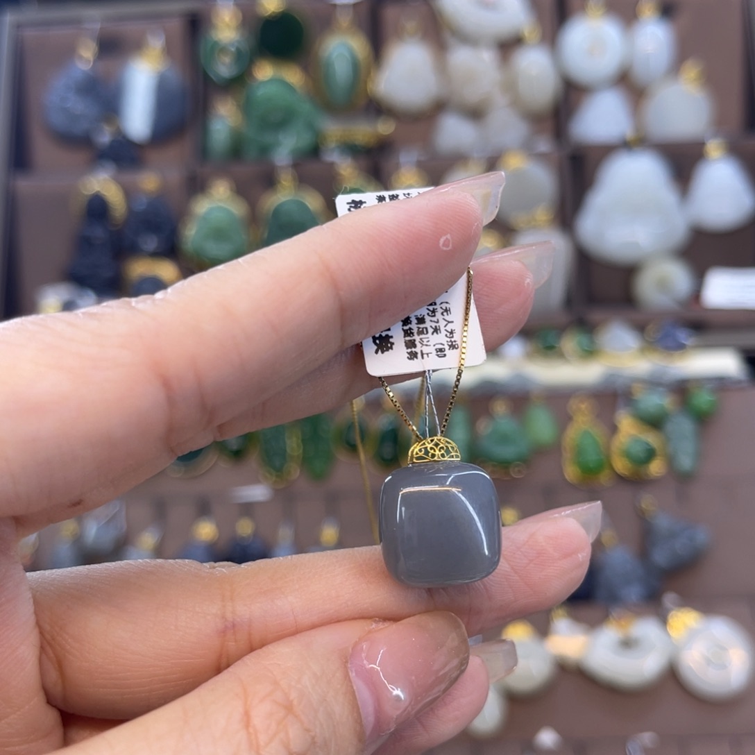 和田玉吊坠18K金镶嵌