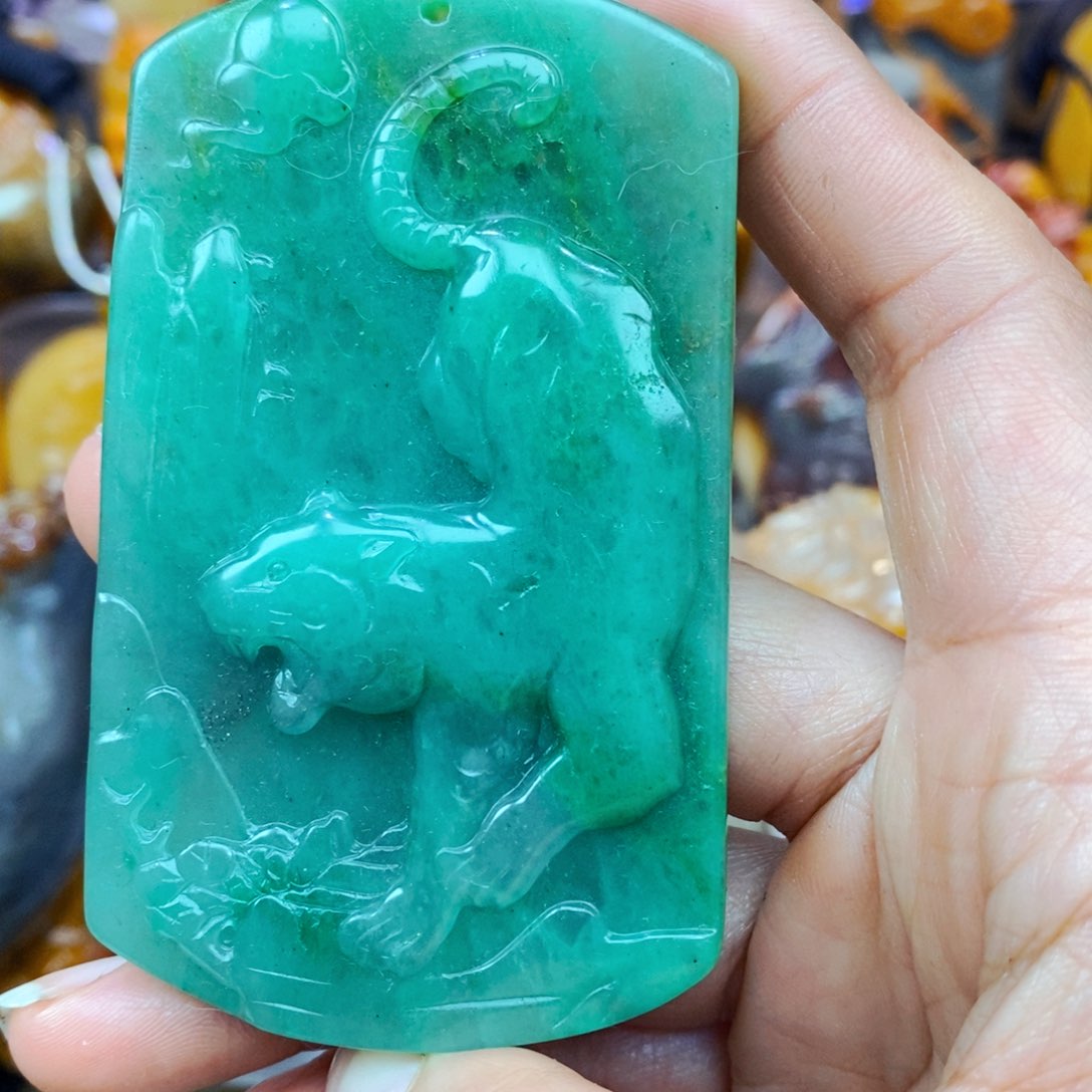 未镶嵌石英质玉（黄龙玉）颈饰