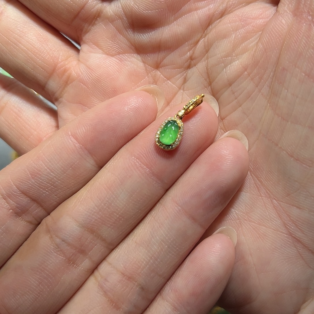 翡翠18K金镶嵌颈饰