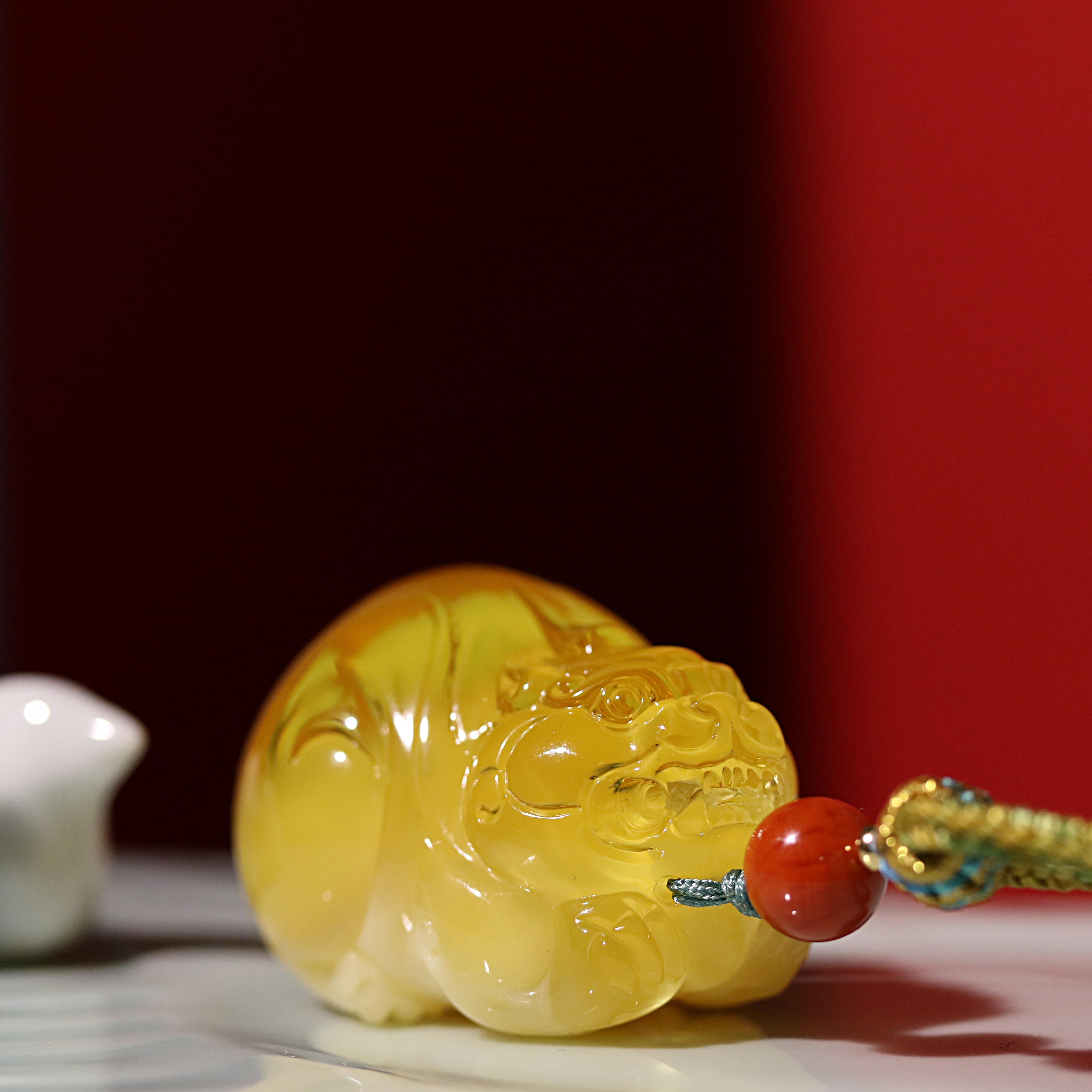 俄料浓金白花精工圆雕料貔貅蜜蜡吊坠国风手编绳时尚简约珠宝