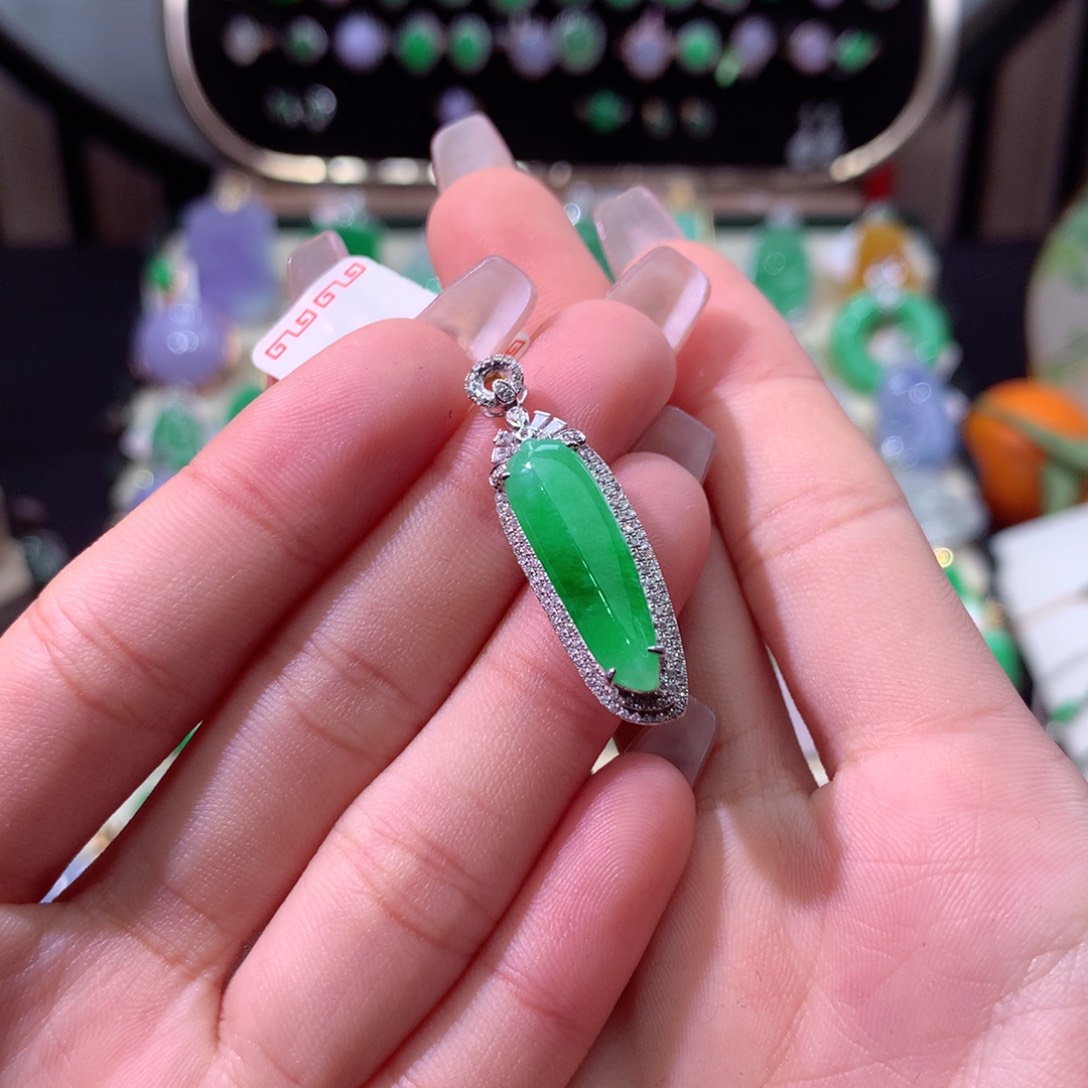 翡翠颈饰18K金镶嵌翡翠