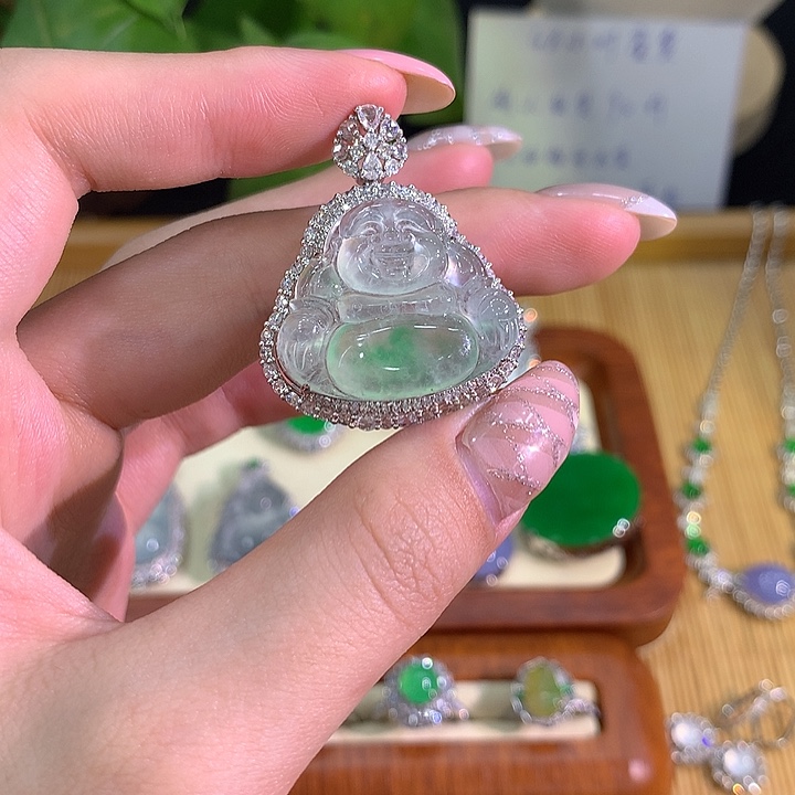 颈饰18K金镶嵌翡翠