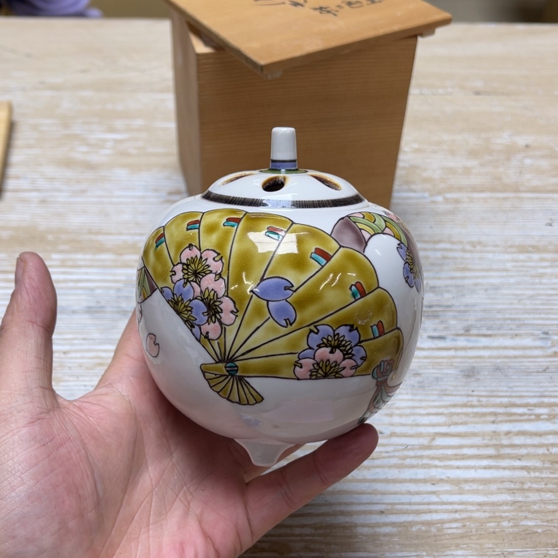瓷片密密麻麻地排列着一个