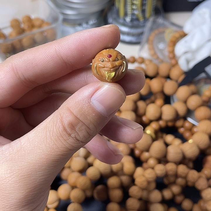 右***肩吊坠猴头核桃舔僧