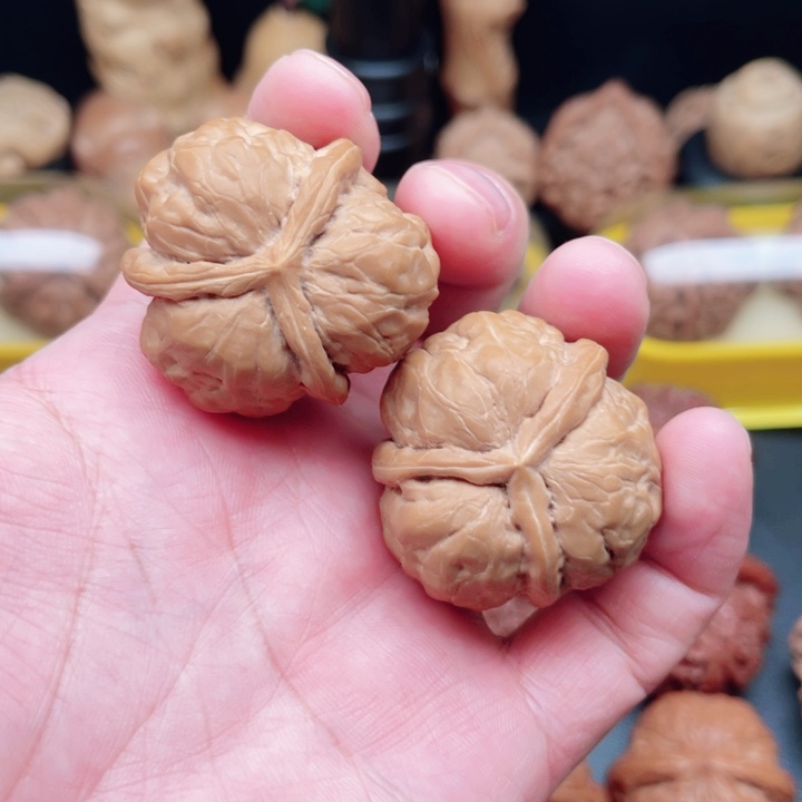 文玩核桃把件蛤蟆头三棱37×36×36