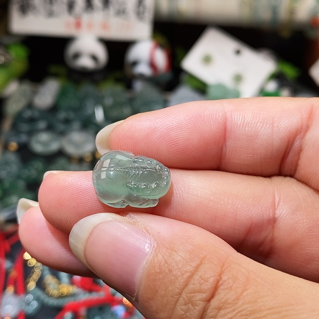 翡翠未镶嵌颈饰貔貅