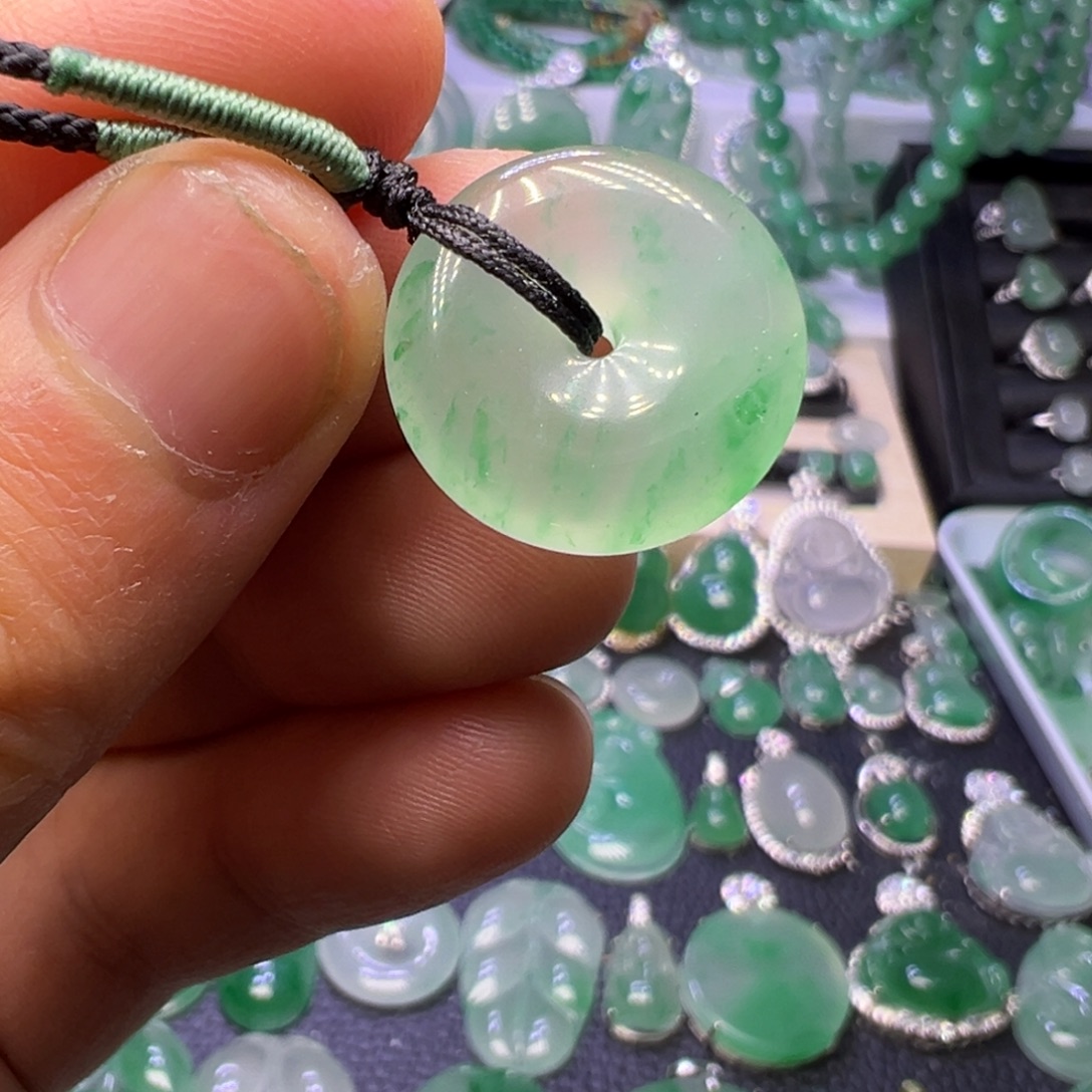 石英质玉（非洲翠）未镶嵌颈饰