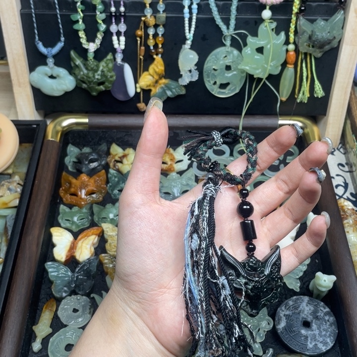 蛇纹石玉未镶嵌颈饰包挂