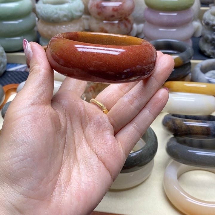 石英岩玉手镯未镶嵌牛****）