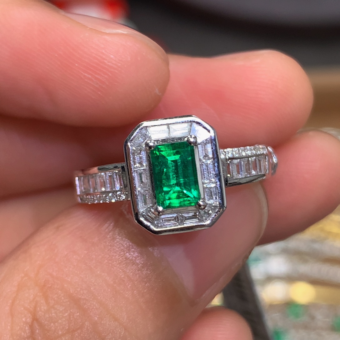 祖母绿戒指18K金镶嵌