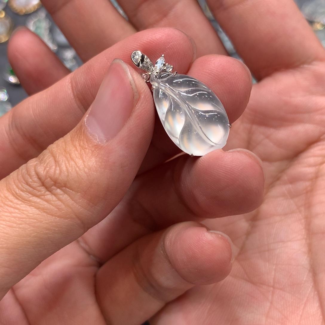 翡翠颈饰18K金镶嵌吊坠