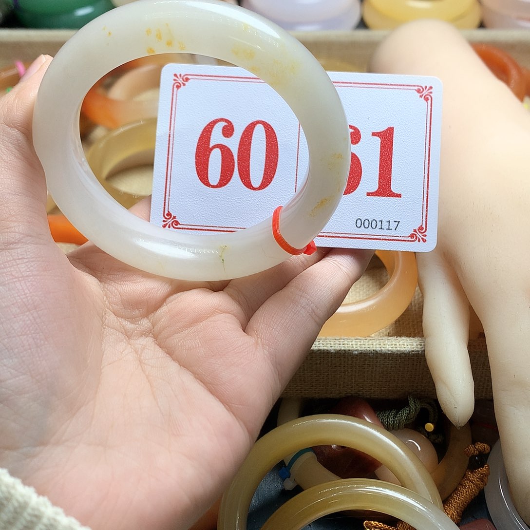 未镶嵌石英质玉（黄龙玉）手镯