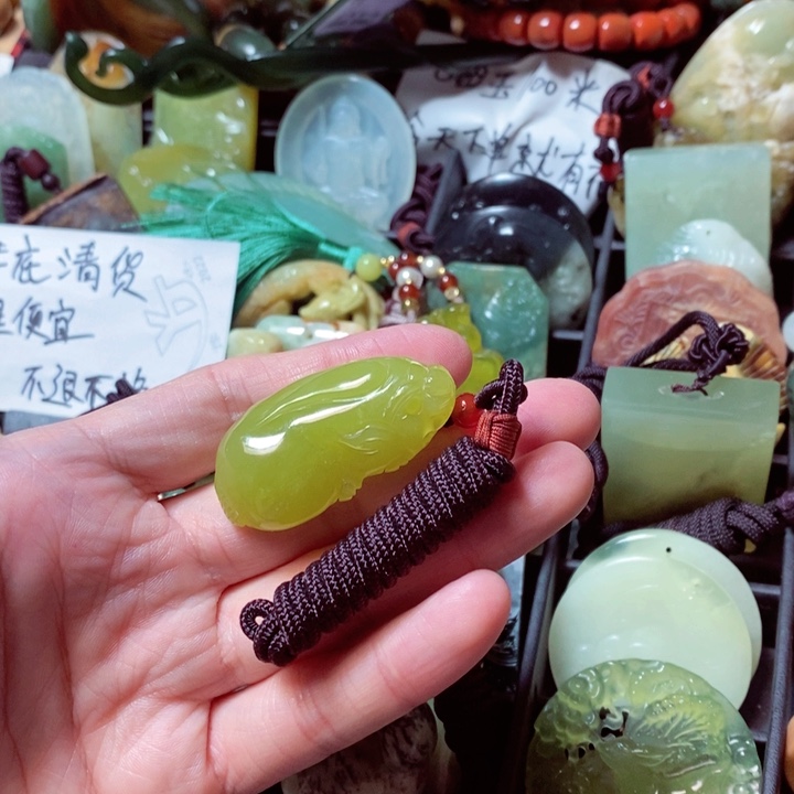 蛇纹石玉颈饰未镶嵌