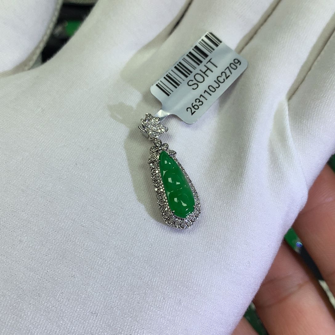 翡翠18K金镶嵌颈饰小*兔一