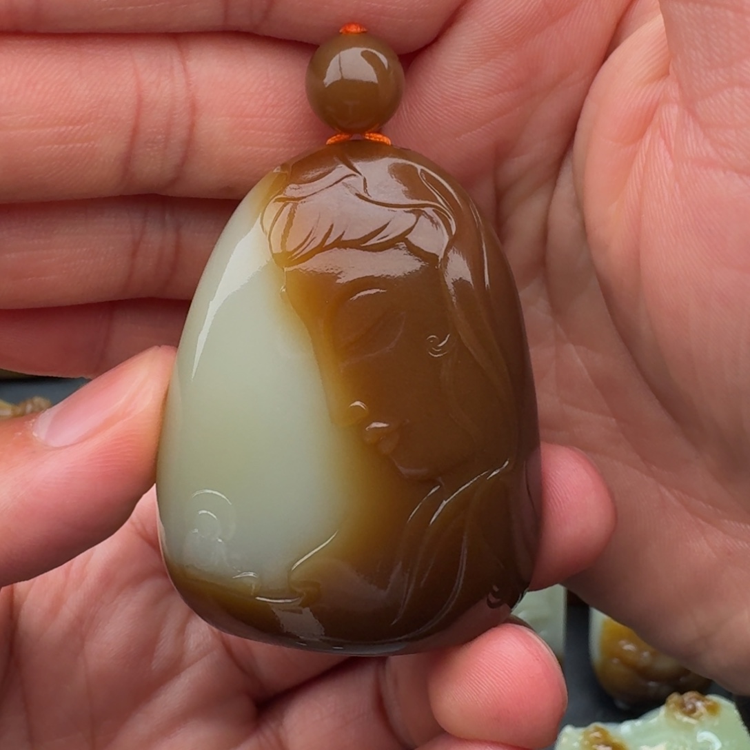 兜****和田玉未镶嵌颈饰