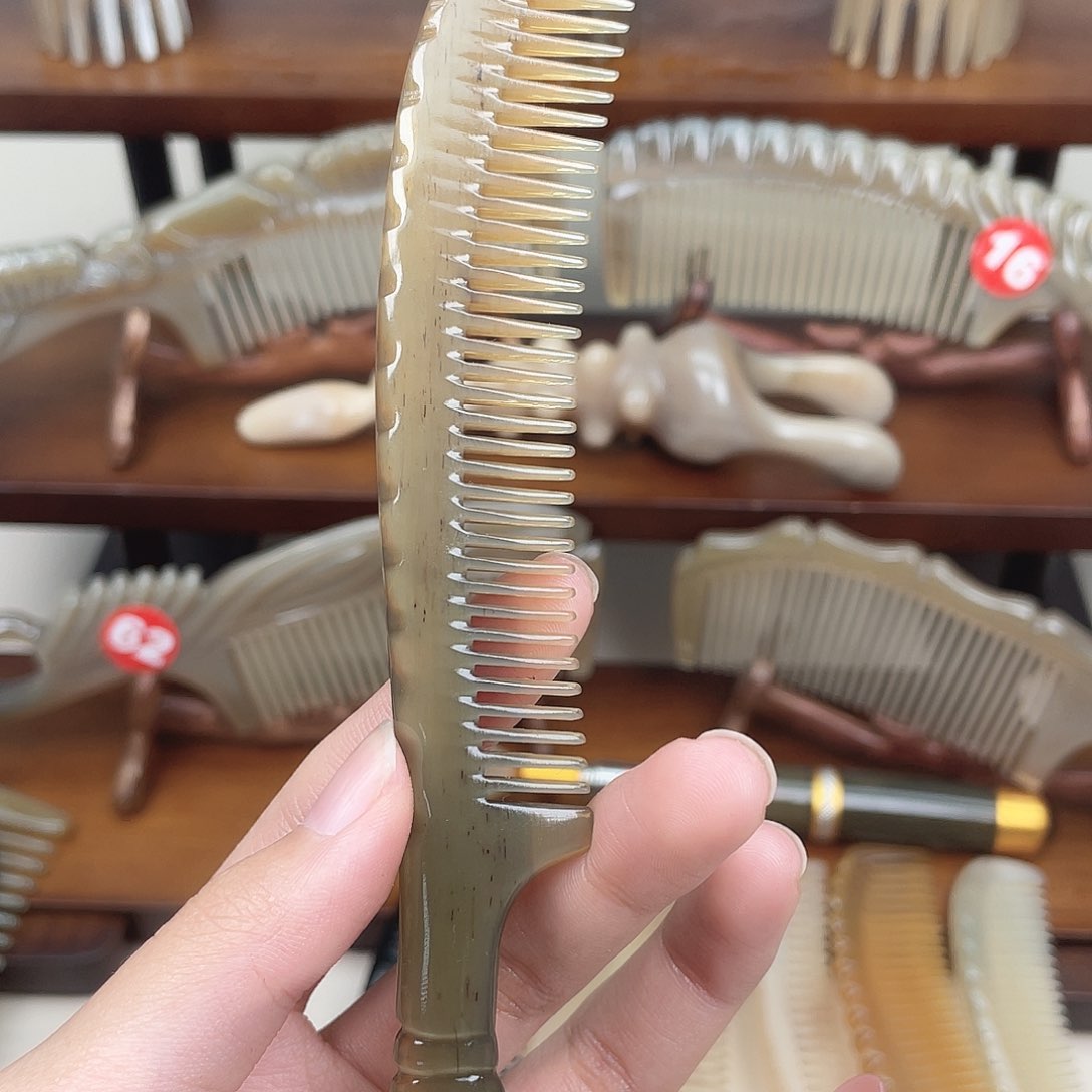 纯手工制作的牛角梳