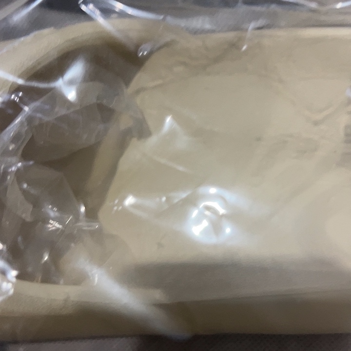 棕色和肉莎的色拖鞋