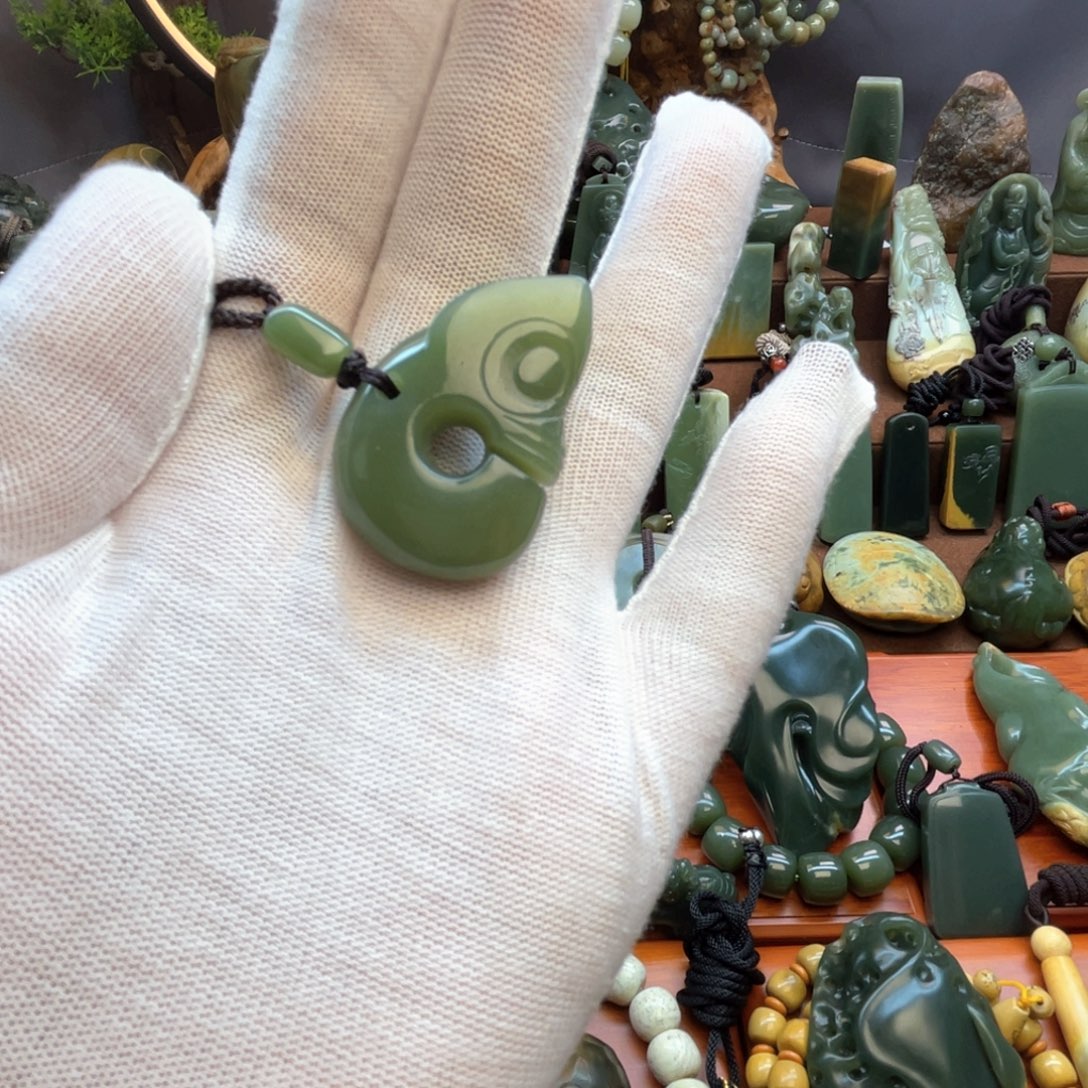 岫岩老玉（透闪石质玉）未镶嵌颈饰