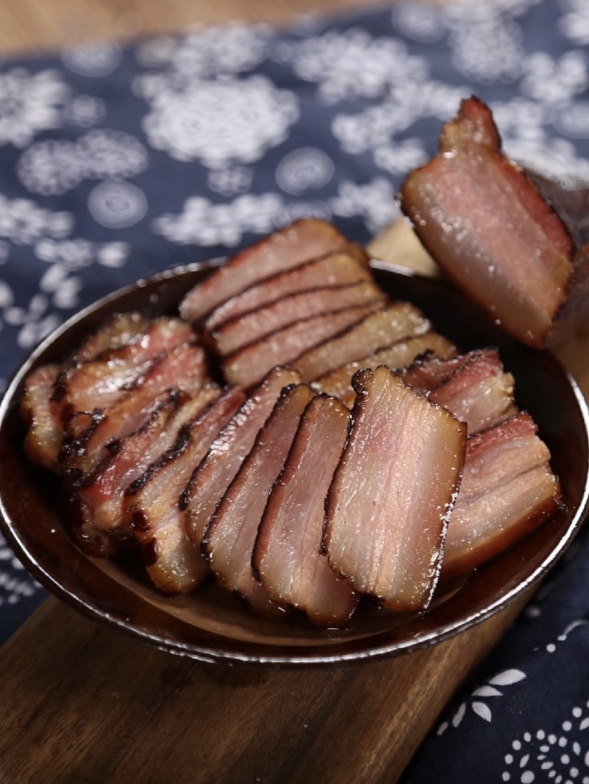 （腊五花肉)正宗柏树枝烟熏农家手工制作