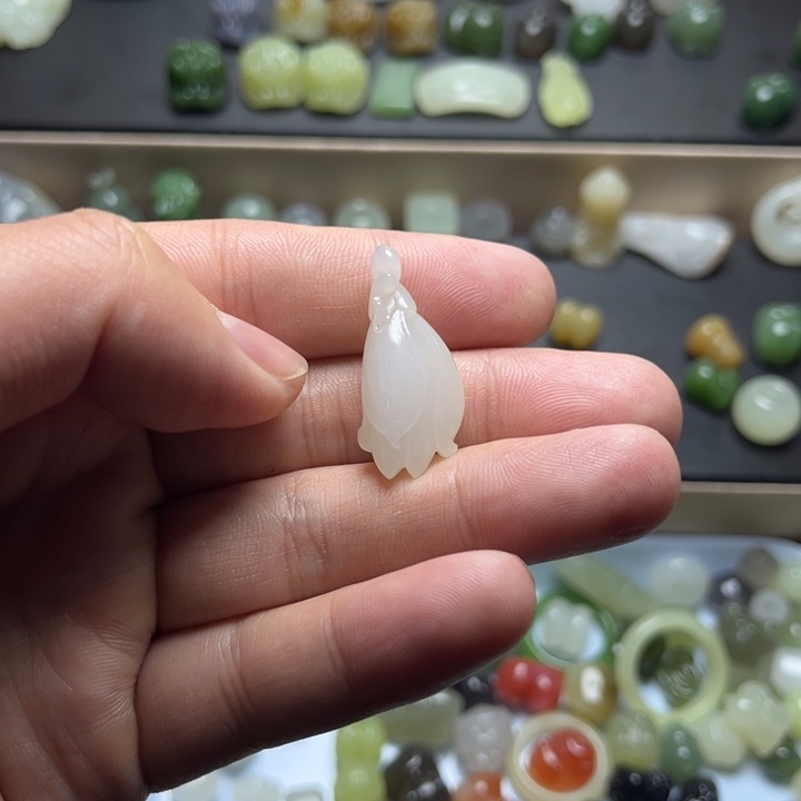 じ***じ和田玉未镶嵌颈饰