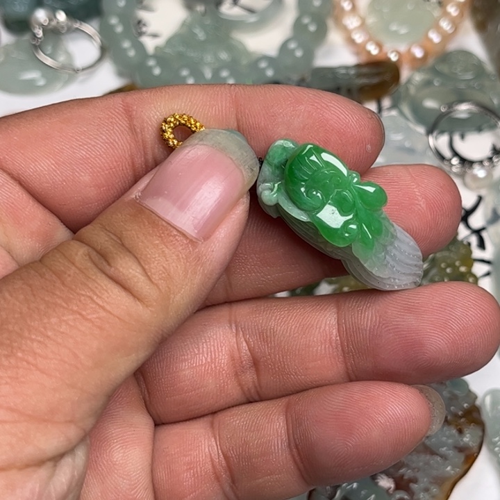 翡翠未镶嵌颈饰花生