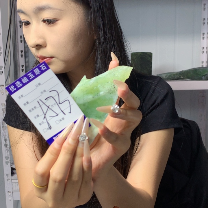 服***民蛇纹石玉未镶嵌珠宝奇石