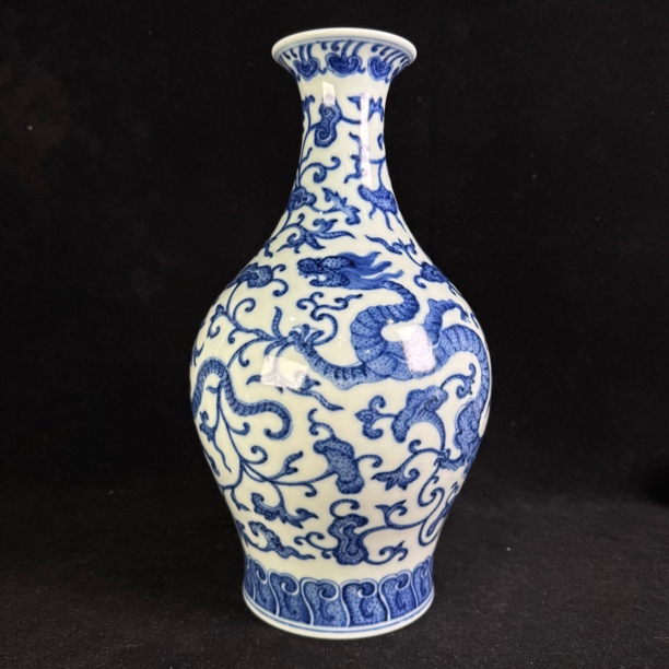 M青花龙衔灵芝纹橄榄瓶