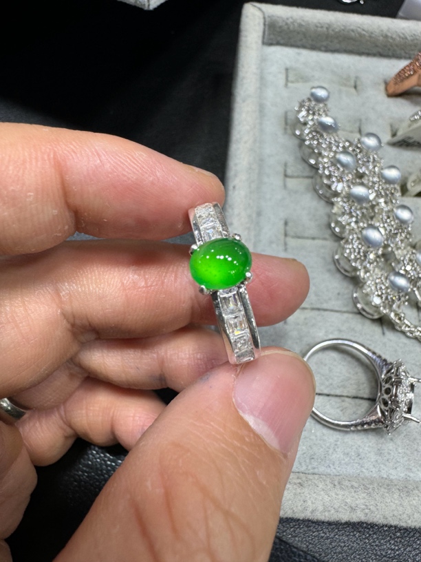 甜绿翡翠蛋面天然