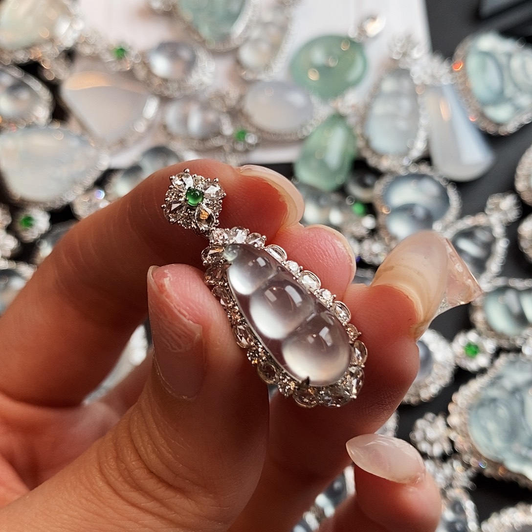 翡翠18K金镶嵌颈饰