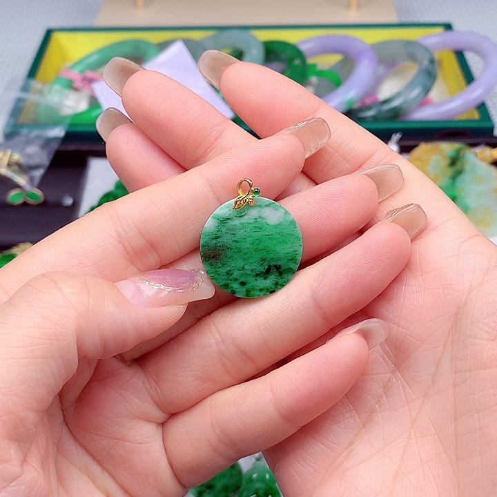 翡翠颈饰18K金镶嵌翡翠