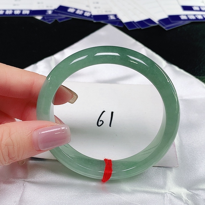 翡翠手镯未镶嵌翡翠手镯未镶嵌